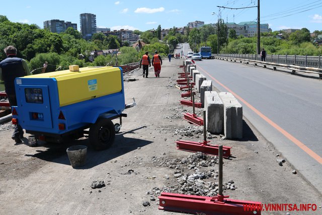 У Вінниці укріплюють Київський міст: встановили бетонні плити, беруться за арки. Фоторепортаж - фото 14