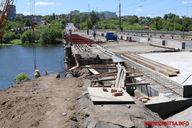 У Вінниці укріплюють Київський міст: встановили бетонні плити, беруться за арки. Фоторепортаж - фото 18