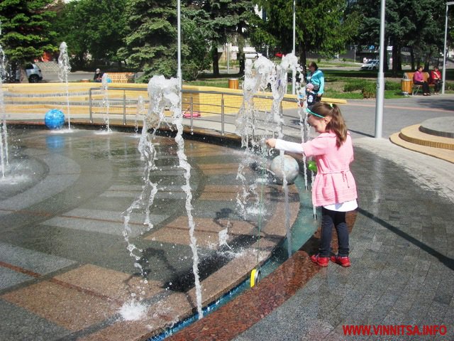 На Вишеньці запустили новий фонтан: з Атлантом і планетами. Фоторепортаж - фото 23