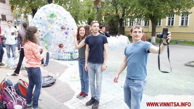 У Вінниці діти з волонтерами створили чотириметрову вежу з використаних пляшок - фото 5