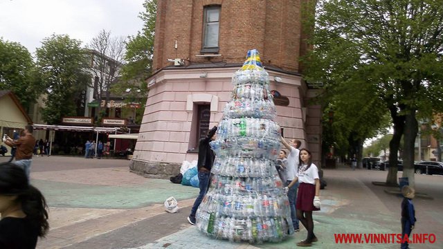 У Вінниці діти з волонтерами створили чотириметрову вежу з використаних пляшок - фото 9