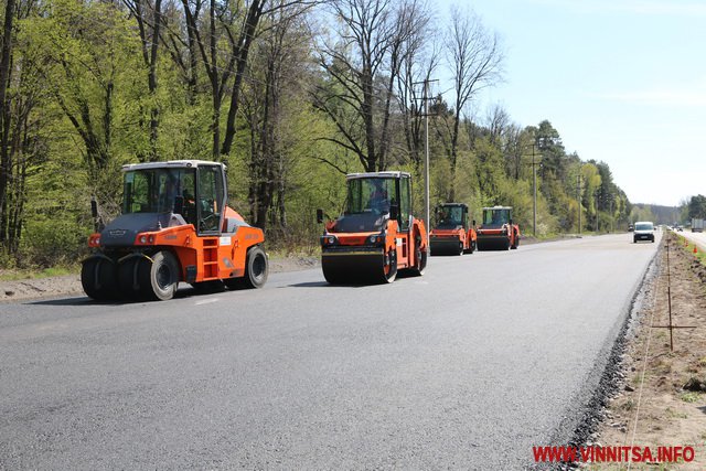 Біля Вінниці ремонтують міжнародну трасу. Коровій, Моргунов і Тетерук подивились, як укріплюють дорожнє полотно. Фоторепортаж