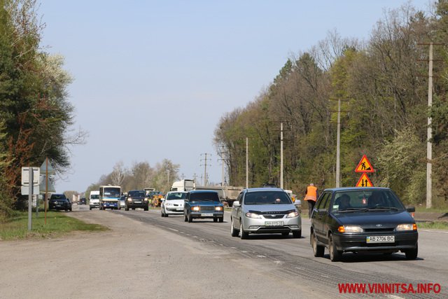 Біля Вінниці ремонтують міжнародну трасу. Коровій, Моргунов і Тетерук подивились, як укріплюють дорожнє полотно. Фоторепортаж - фото 16