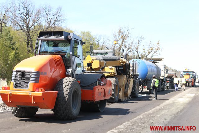 Біля Вінниці ремонтують міжнародну трасу. Коровій, Моргунов і Тетерук подивились, як укріплюють дорожнє полотно. Фоторепортаж - фото 19