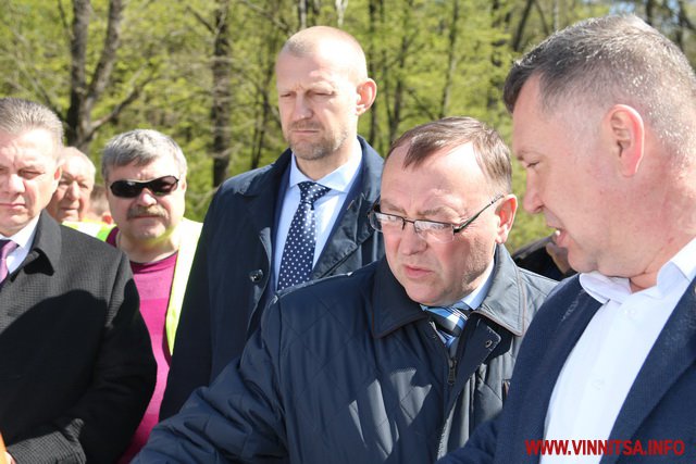 Біля Вінниці ремонтують міжнародну трасу. Коровій, Моргунов і Тетерук подивились, як укріплюють дорожнє полотно. Фоторепортаж - фото 26