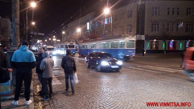 Вінницька облрада продовжить сесію завтра вранці. Рух транспорту розблокували