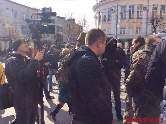 Під стіни Вінницької облради принеси шини: засідання досі не почали