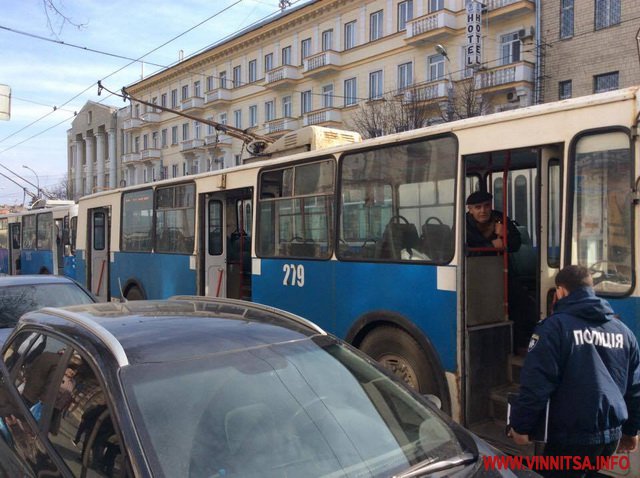 У  Вінниці вдруге за день активісти перекрили рух транспорту на Соборній - фото 4