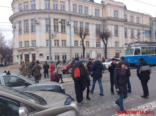 У Вінниці активісти перекрили Соборну: громадський транспорт зупинився