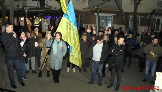 У Вінниці під СБУ на підтримку затримних блокадників палають шини: пікетувати управління обіцяють до ранку - фото 2