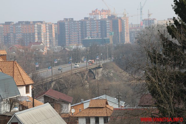 У Вінниці закривають Київський міст: встановлюють додаткові світлофори та знаки про об’їзд. Фоторепортаж