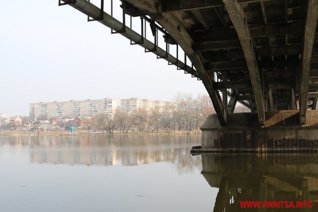 У Вінниці закривають Київський міст: встановлюють додаткові світлофори та знаки про об’їзд. Фоторепортаж - фото 10