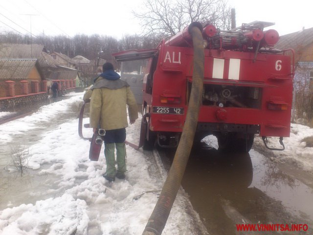 На Вінниччині рятувальники відкачували воду, яка затоплювала підвали та двори - фото 3