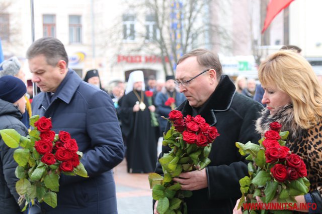 Хвилиною мовчання та квітами вшанували пам'ять Героїв Небесної Сотні у Вінниці. Фоторепортаж - фото 5