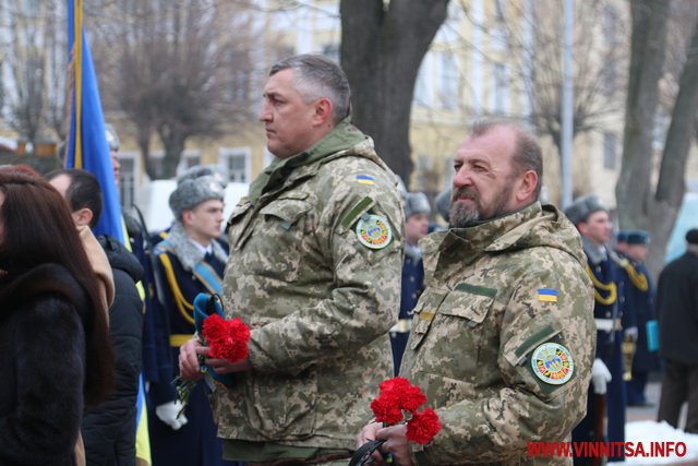 Хвилиною мовчання та квітами вшанували пам'ять Героїв Небесної Сотні у Вінниці. Фоторепортаж - фото 19