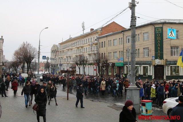 Більше тисячі вінничан пам’ятною ходою вшанували загиблих Героїв Небесної Сотні. Фото. Відео - фото 28