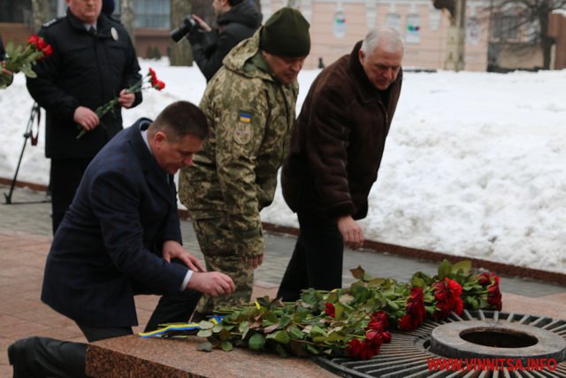 Хвилиною мовчання та квітами вшанували пам'ять Героїв Небесної Сотні у Вінниці. Фоторепортаж - фото 23