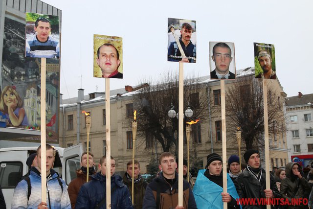 Більше тисячі вінничан пам’ятною ходою вшанували загиблих Героїв Небесної Сотні. Фото. Відео - фото 32