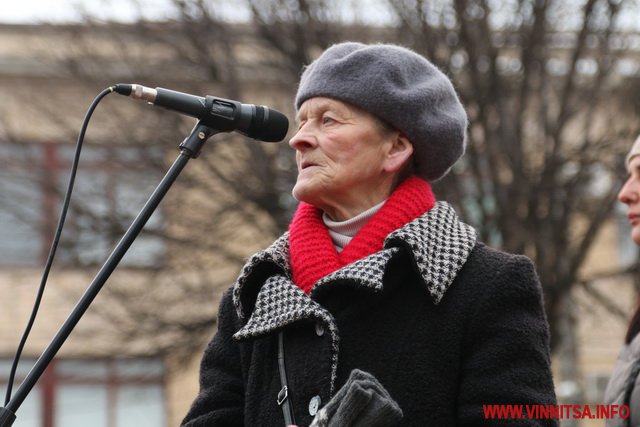 Більше тисячі вінничан пам’ятною ходою вшанували загиблих Героїв Небесної Сотні. Фото. Відео - фото 37