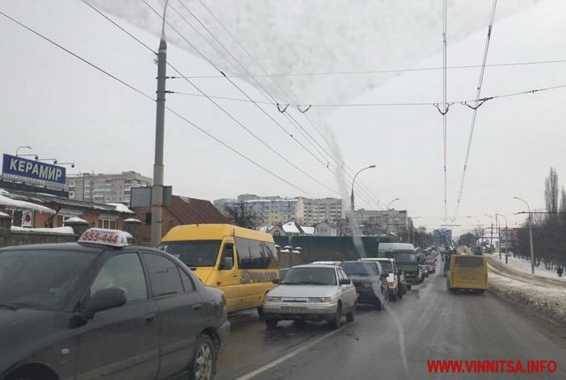 Через масштабну аварію у Вінниці працює патрульна поліція. Половина задіяна на місці прориву труби