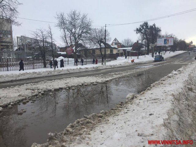 У Вінниці через потужний прорив труби паралізувало рух транспорту у половині міста - фото 11