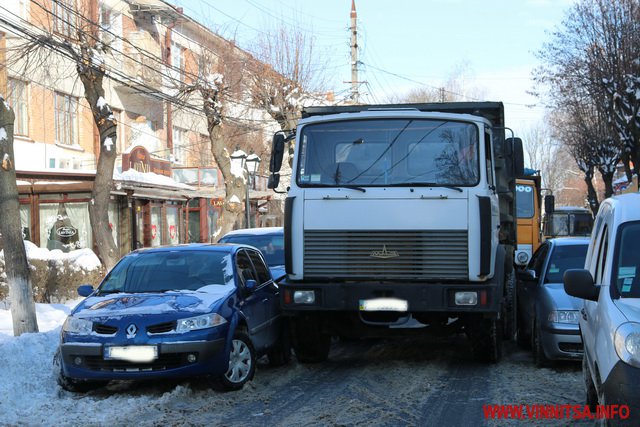 У центрі Вінниці водії намагались перенести автівку, яка заважала проїхати вулицею - фото 6