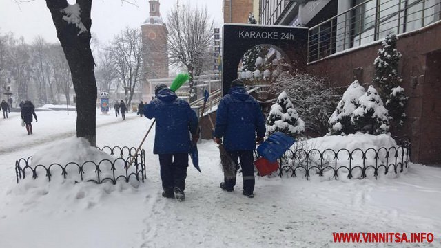 У Вінниці негода затримається на три дні. Комунальники просять прибрати автівки з тротуарів - фото 3