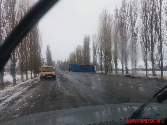 Масштабна аварія на Вінниччині: зіткнулися 2 пасажирських автобуси з молдованами і 2 автомобілі. Один водій загинув - фото 2