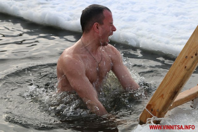 На Водохреща кілька тисяч вінничан занурилися у крижану воду. Фоторепортаж з різних куточків міста - фото 4