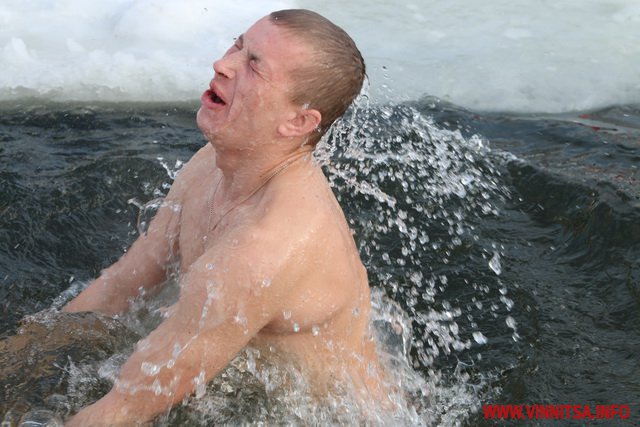 На Водохреща кілька тисяч вінничан занурилися у крижану воду. Фоторепортаж з різних куточків міста - фото 8