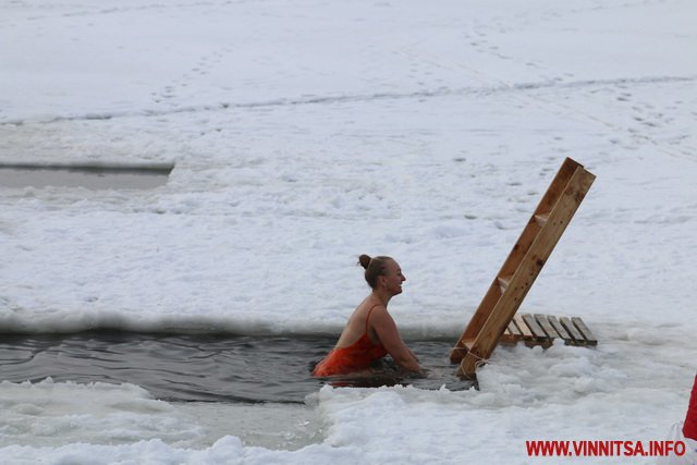 На Водохреща кілька тисяч вінничан занурилися у крижану воду. Фоторепортаж з різних куточків міста - фото 12