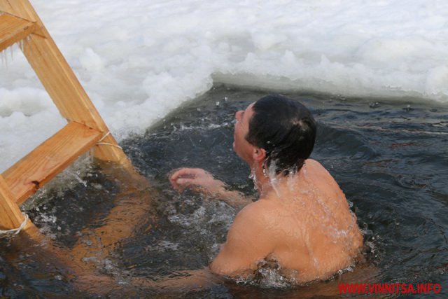 На Водохреща кілька тисяч вінничан занурилися у крижану воду. Фоторепортаж з різних куточків міста - фото 14