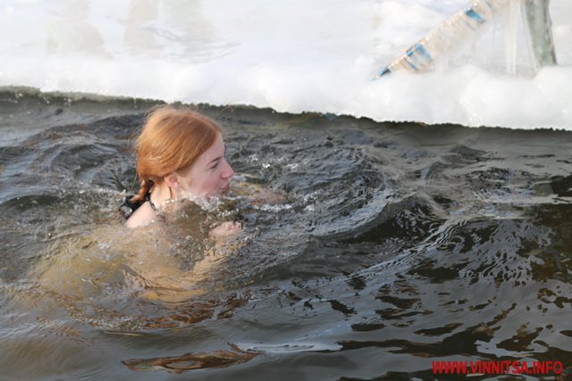 На Водохреща кілька тисяч вінничан занурилися у крижану воду. Фоторепортаж з різних куточків міста - фото 46