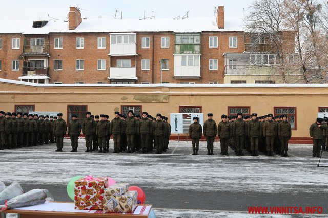 Генерал-лейтенант Аллеров вручив військовим Нацгвардії ключі від квартир у Вінниці - фото 4