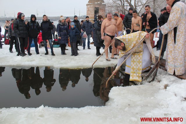 На Водохреща кілька тисяч вінничан занурилися у крижану воду. Фоторепортаж з різних куточків міста - фото 53