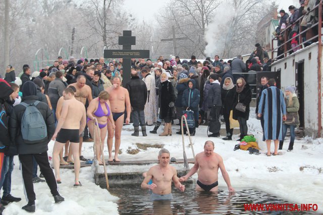 На Водохреща кілька тисяч вінничан занурилися у крижану воду. Фоторепортаж з різних куточків міста - фото 55