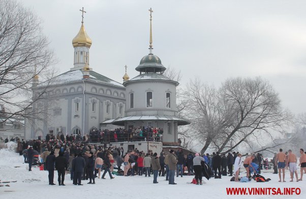 На Водохреща кілька тисяч вінничан занурилися у крижану воду. Фоторепортаж з різних куточків міста - фото 59