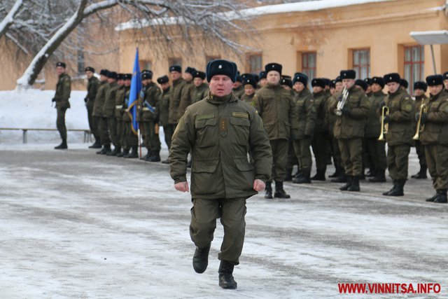 Генерал-лейтенант Аллеров вручив військовим Нацгвардії ключі від квартир у Вінниці - фото 12