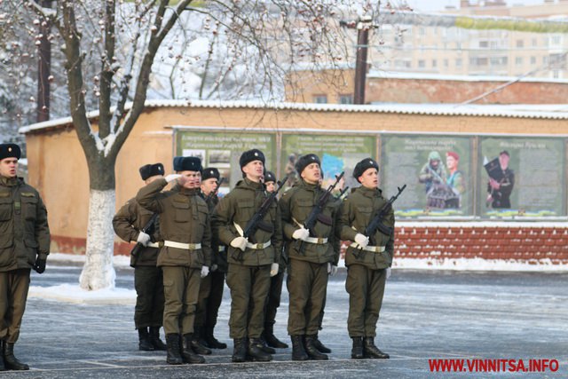 Генерал-лейтенант Аллеров вручив військовим Нацгвардії ключі від квартир у Вінниці - фото 16