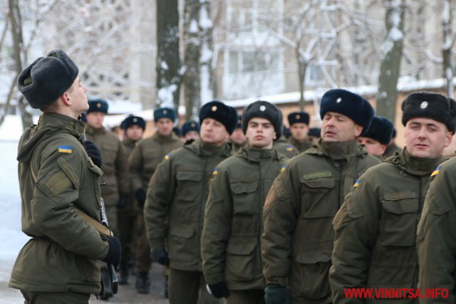 Генерал-лейтенант Аллеров вручив військовим Нацгвардії ключі від квартир у Вінниці - фото 24