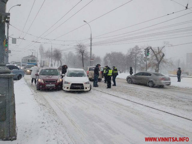 За Центральним мостом у Вінниці одночасно зіштовхнулися кілька іномарок, громадський транспорт став