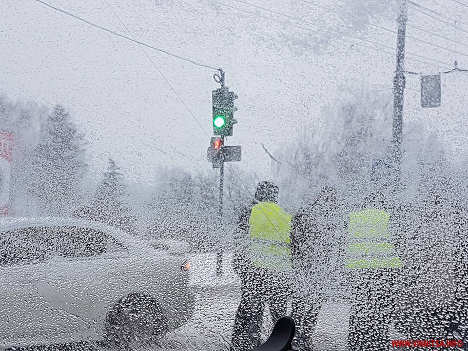 За Центральним мостом у Вінниці одночасно зіштовхнулися кілька іномарок, громадський транспорт став - фото 3