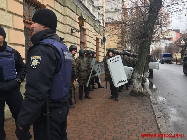 Під стінами Вінницького суду знову повно людей у формі, туди звезли військові спецавтівки - фото 3