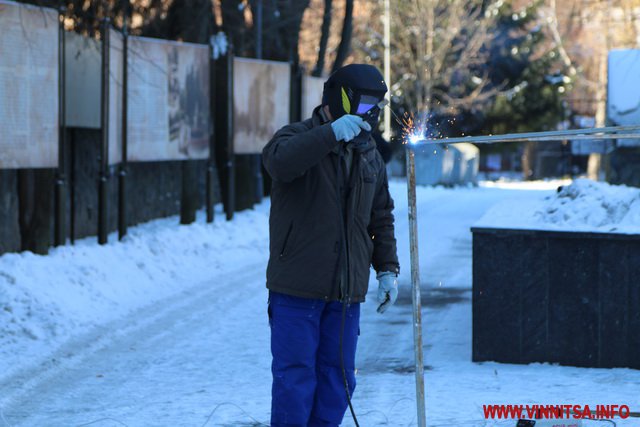 Різдвяний ярмарок у Вінниці збере майстрів від Заходу до Сходу. Біля Вежі поставили перші будиночки - фото 4