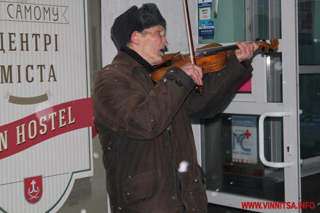 Сліпий вуличний скрипаль, який грає у центрі Вінниці, писав листа принцесі Діані