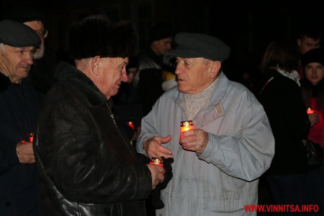 Вінничани пам’ятною ходою вшанували жертв Голодомору - фото 2