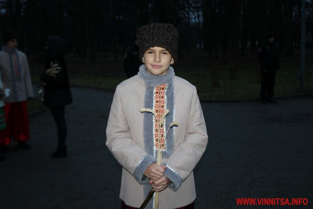 Траурні лампадки і колоски: Вінниця вшанувала пам'ять жертв Голодомору - фото 5