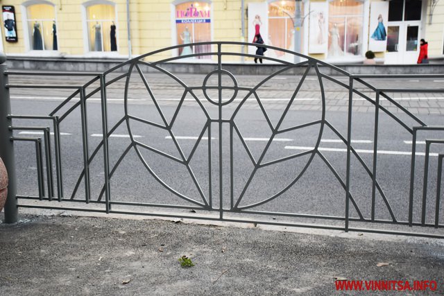 У Вінниці для безпеки пішоходів біля входу в Центральний парк зробили огорожу - фото 3