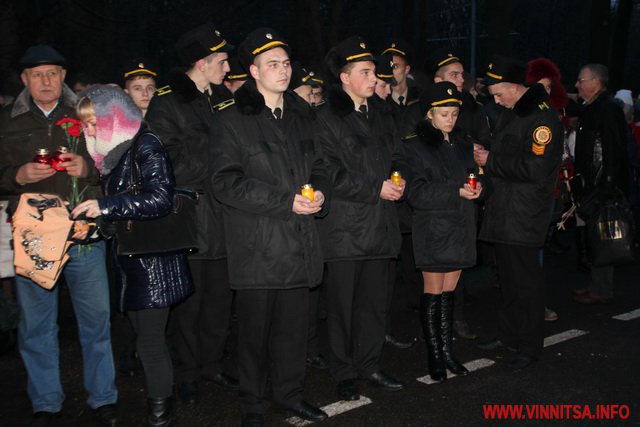 Траурні лампадки і колоски: Вінниця вшанувала пам'ять жертв Голодомору - фото 12