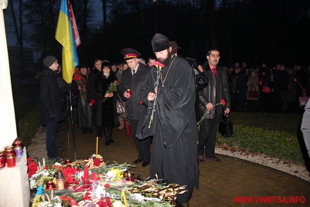 Траурні лампадки і колоски: Вінниця вшанувала пам'ять жертв Голодомору - фото 29